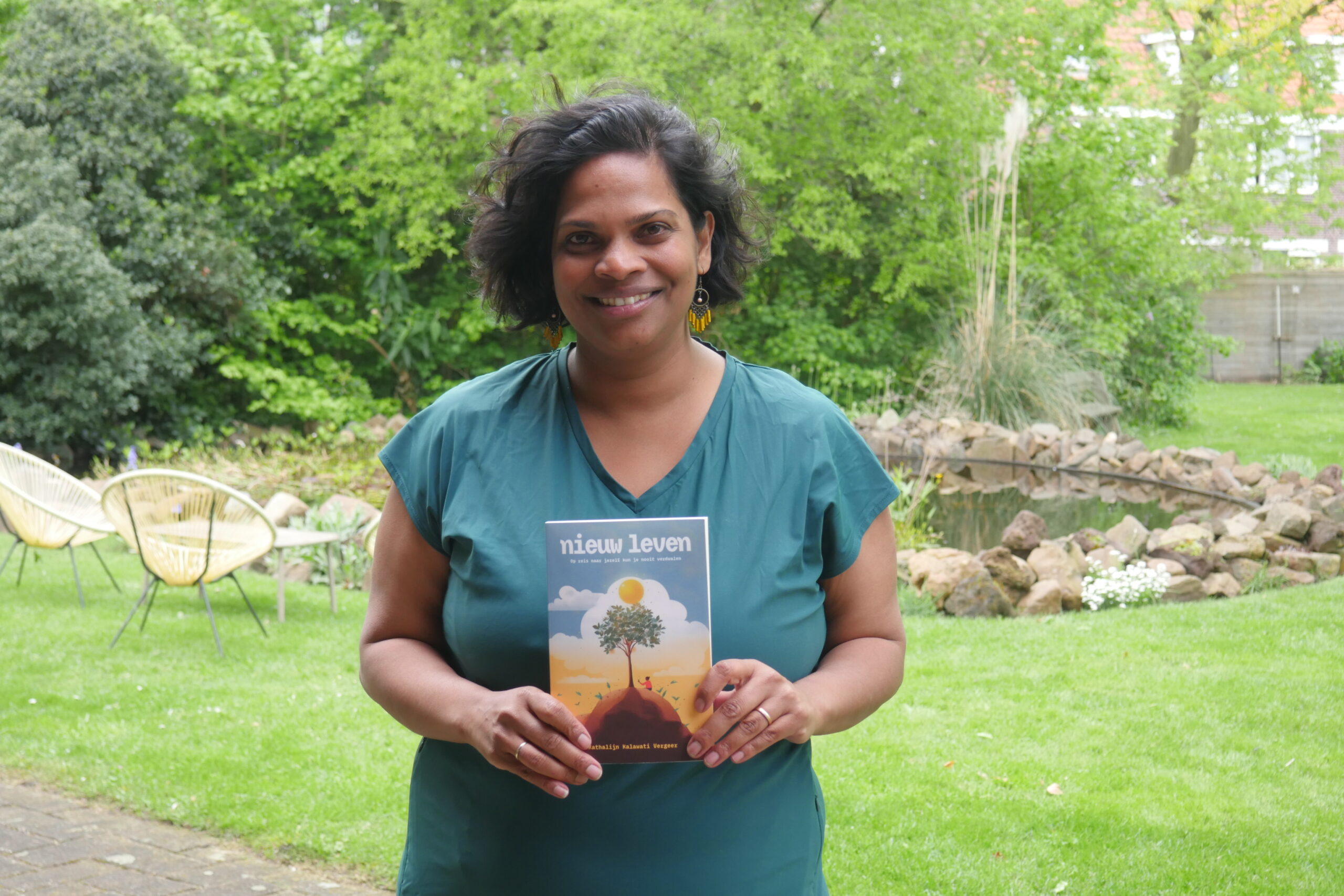 Vrouw met boek in haar hand