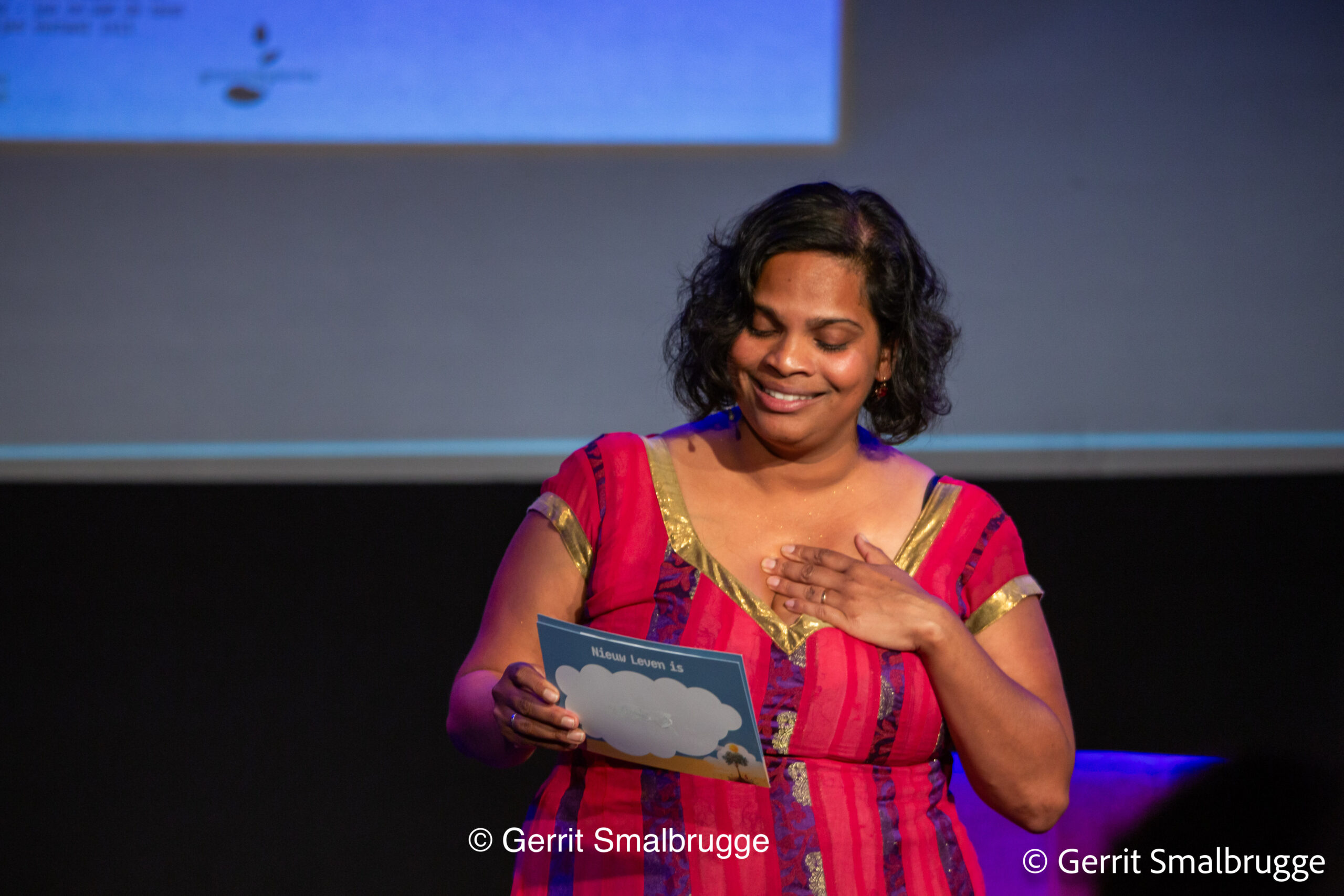 Vrouw leest voor op een presentatie